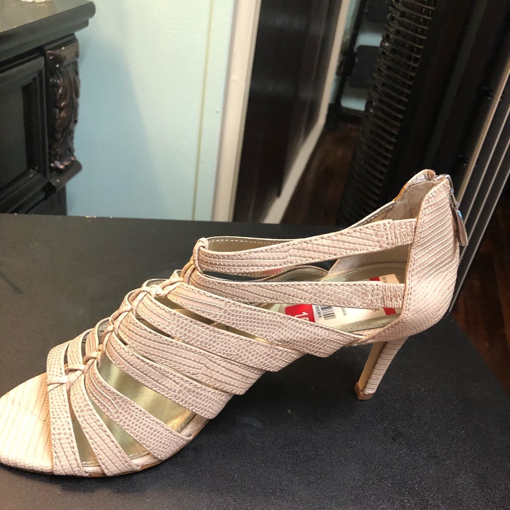 Alfani ladies shoe - Picture 2 of 2